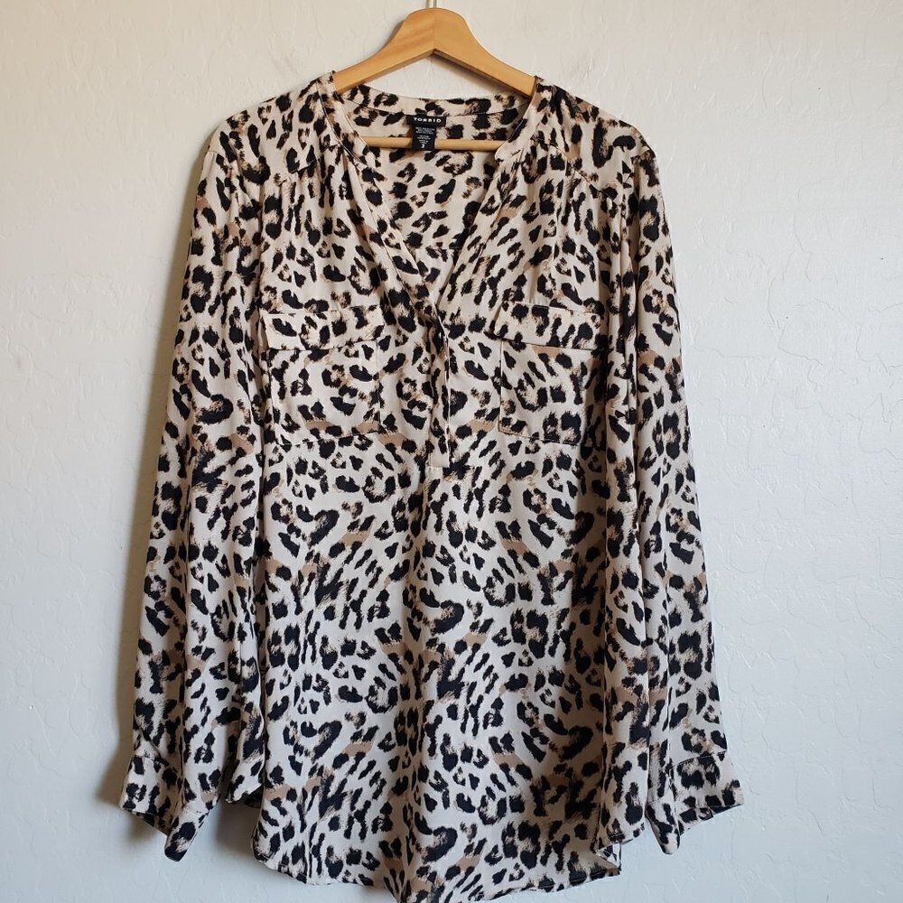 Torrid Leopard Print Split V-Neck Popover Tunic Top Buttons Long Sleeves 2X Plus